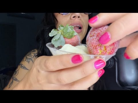 ASMR con helado de yogurt y fresas congeladas 🍓