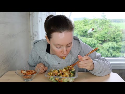 ASMR Whisper Eating Sounds 🥗 Crunchy Broccoli Salad With Dressing & Chicken | Mukbang 먹방