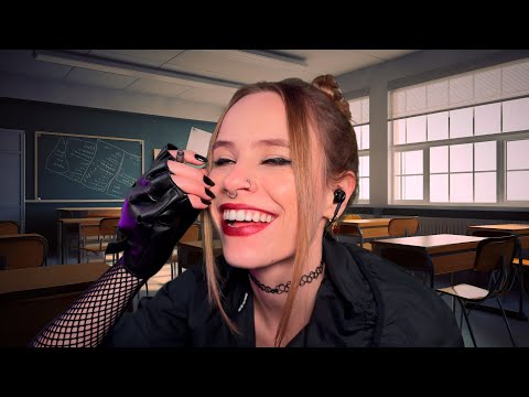 ASMR A GAROTA GÓTICA QUE SENTA AO TEU LADO NA ESCOLA 🦇