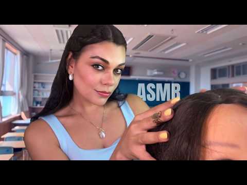 ASMR: A Menina Que Senta Atrás De Você Te Relaxa Na Sala 💆🏻‍♀️😴