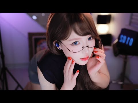 ASMR tingles taping | 一边躺一边说话，一边清洁耳朵和舔耳朵😴 听不清的窃窃私语
