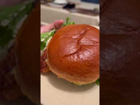 ASMR - sandwich sounds (tapping, rubbing) my gf tries asmr lol