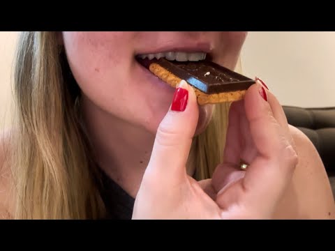 ASMR CASEIRINHO: INAUDÍVEL COM CHICLETE, BALAS E CHOCOLATE PERTINHO DO SEU OUVIDO