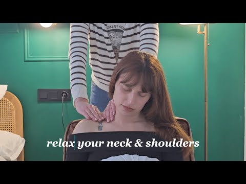 [ASMR] Shoulder and neck massage, scratches, tracing plus hair brush - no talking