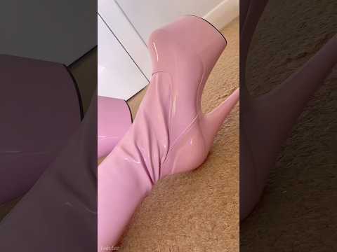 These boots are holographic! Can you see?🌈💗 #heels #boots #thighhighboots #platformshoes #shiny