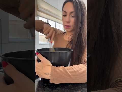 ASMR fazendo um bolo de cenoura com chocolate #asmr #asmrfood #bolodecenoura #asmrcooking