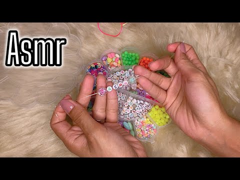 ASMR- FAZENDO pulseiras COM miçangas. Sons de sussurro, tapping… 