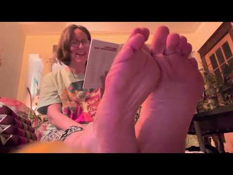 ASMR bare feet relaxing reading to you in French