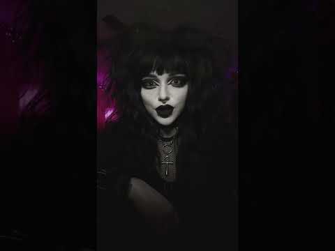 See? I’m real. #goth #gothfashion #gothic