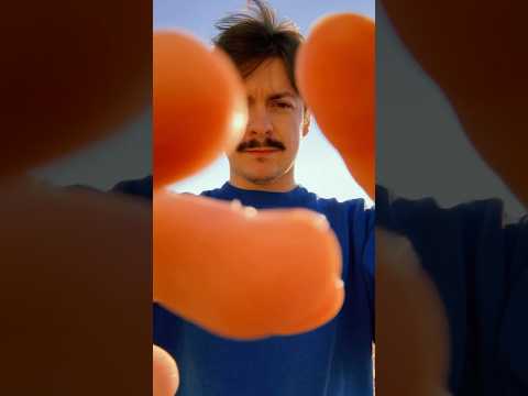 Hand movements #asmr #raeasmr #visualasmr #upclose #handmovements #beach