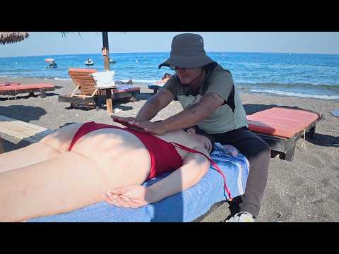 MASAJE DE ESPALDA en una playa de Santorini, Grecia  🇬🇷