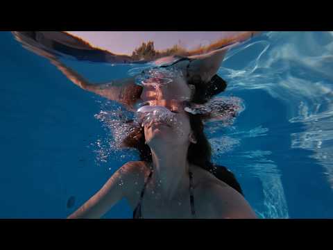 ASMR dans une piscine 🫧 sur et sous l'eau