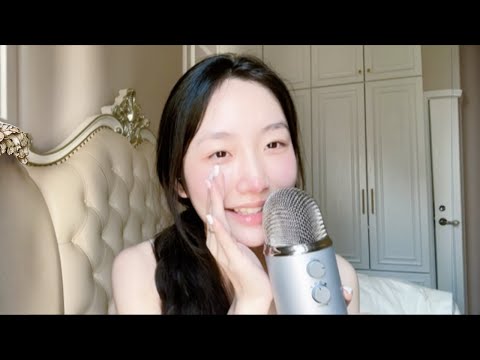 In the sun, she puts on lipstick with ”KC sleep aids”, then uses her voice of making cottony lips w