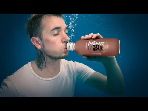 JE BOIS LA BOISSON DE TIBO INSHAPE SOUS L'EAU  !  ( ASMR LE MEILLEUR BRUIT )