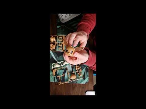 No talking ASMR - bygger ihop pokemon Eevee figur som jag fick i födelsedagspresent av min kille
