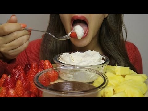 ASMR STRAWBERRIES & PINEAPPLE / WHIPPED CREAM & CHOCOLATE / MUKBANG / CREMA ASMR #asmr #mukbang
