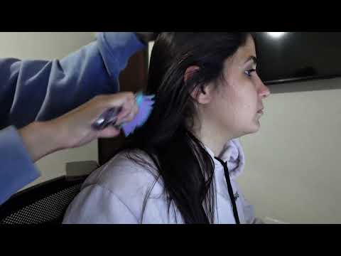 ASMR CASEIRINHO - FAZENDO MASSAGEM NA MINHA IRMÃ ENQUANTO ELA TRABALHA 😴