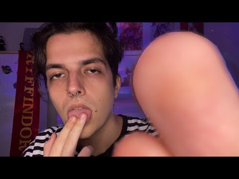 ASMR Tem Algo No Seu Rosto.. (Spit Paiting, Mouth Sounds, Hand Movements)