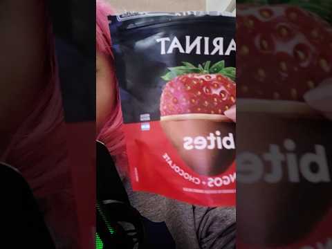 comendo Karinat de Morango com chocolate! #mukbang #asmr #relax