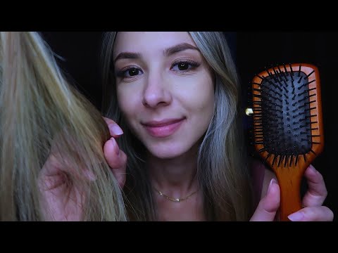 ASMR escovando seu cabelo mas bem devagar com várias escovas diferentes ✨