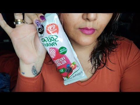 ASMR Refrescándome  con una rica paleta de frutos rojos 🤗