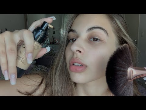 ASMR IRMÃ MAIS VELHA MAQUIANDO VOCÊ 💄