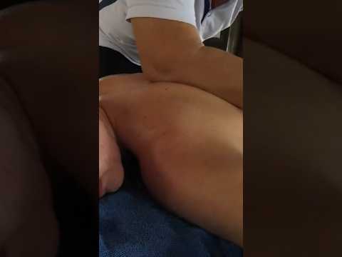 Me dio un masaje con sus codos 🫢 | Elbow Massage #shorts #massage #relax #fyp