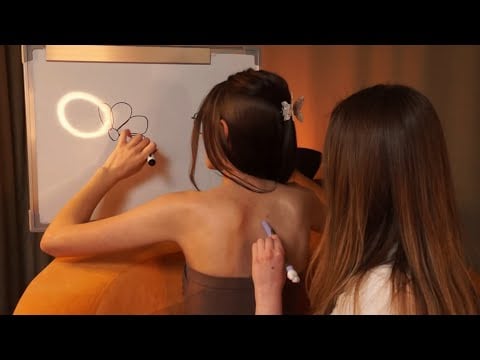 [ASMR] 👩‍🎨 I draw on my sister's back and she tries to guess and repeat | Gentle touches