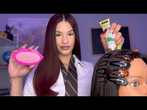 ASMR La chica detrás de ti en clase te peina (piojos, plancha, gotero) 