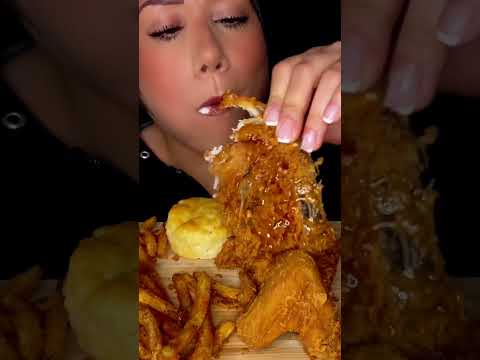 Popeyes crispy fried chicken #asmr #popeyes #chicken #food #mukbang