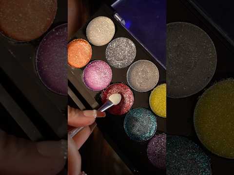Une palette vieille de 15 ans 🫣✨ #asmr #asmrmouthsounds #makeupasmr #satisfyingvideos #tingles