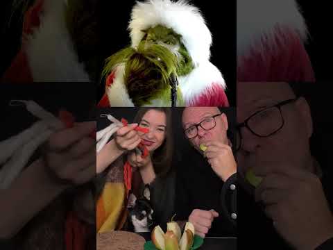 The Grinch Eats a Raw Onion ASMR 😂😍 #funny #asmr #grinch  #christmas #holidayswithshorts