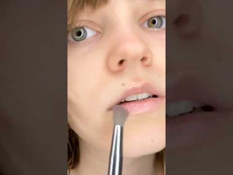 君の顔ブラシするよん〜💗#ブラシ #外国人 #asmr  #囁き声 #日本語
