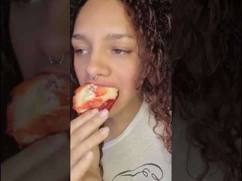 EXPERIMENTANDO UM MORANGO DO AMOR CAÓTICO 😫🍓 #asmr #mukbang