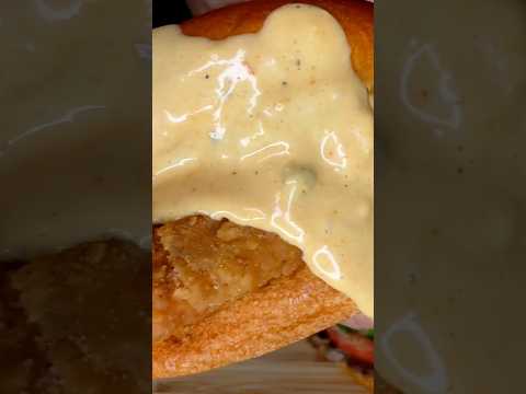 SAUCY FRIED CHICKEN BURGER #asmr #chicken #burger #food #shorts