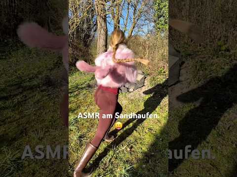ASMR im Sand, weil der macht schöne Geräusche. 🤓