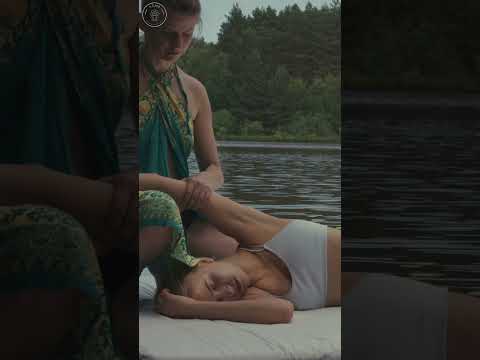 💆‍♀️ 🌿 Sanfte Thai-Momente | ASMR Outdoor Thai-Massage – Annette & Beth 🌞✨