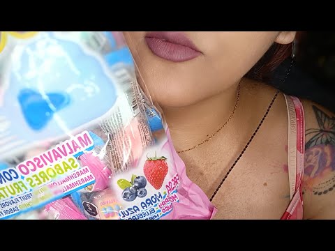 ASMR comiendo bombones de fresa y mora azul 