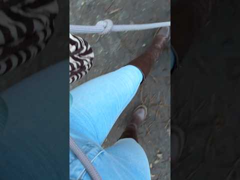 ASMR in einer hellblauen Skinny Jeans im Matsch. 😬