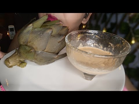 ASMR comiendo alcachofa #asmr #mouthsounds #comida 