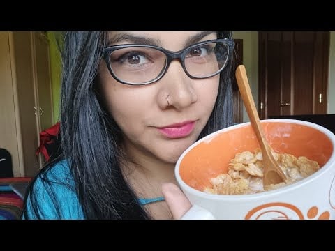 ASMR comiendo cereal mientras leo sus historias de infidelidad