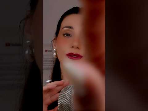 ASMR TE DUERMO ❤️ Toco tu carita susurros para relajarte antes de dormir 💤 #asmr #shorts #short