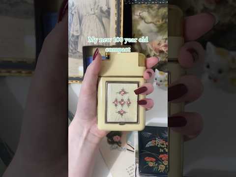 Vintage makeup compact