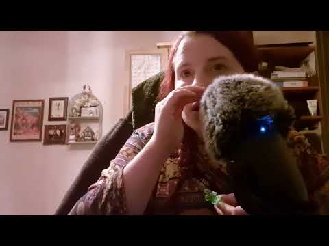 ASMR på Svenska - tuggar på gelégodis och pez, mouth sound, chewing sound, eating sounds, smask!