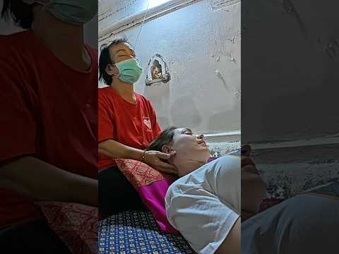 Increíble masaje de cabeza y cuello en un mercado callejero de #Tailandia 🇹🇭✨ #masaje #short