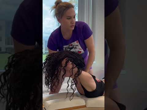 She Got 2 inches Taller from THIS! CRUNCHING the Spine #chiropractor #shorts
