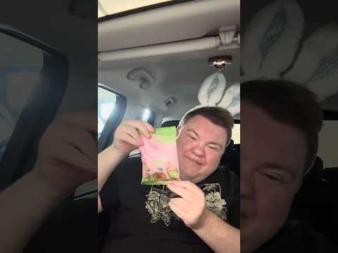 ASMR NICE STRAWBERRY KIWI GUMMIES THEY ARE SURE NICE!!! 🤤 #asmr #asmreating #chewy #short