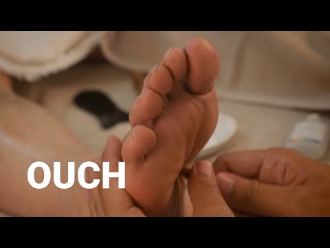 痛がる足つぼ | 遊びに来た友人が痛い足つぼを受ける [右足] | 60代男性