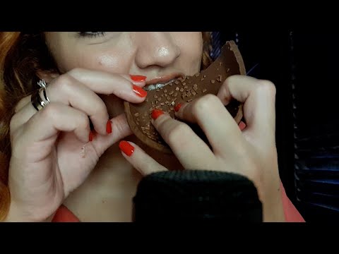 ASMR: Degustando ovo de páscoa 🐰. [mastigação, tapping e embalagens]