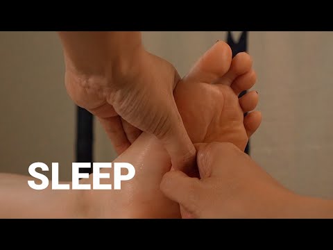 寝る足つぼ | やや痛がる限界疲労コンサルタント女子 | 20代女性
